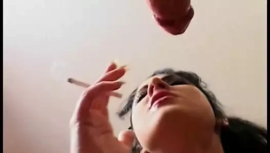 Punk rock piliç sikilirken sigara içiyor