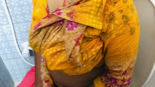 Bangladeşli üvey anne tuvalete gidiyordu ve kapıyı kapatmadı.