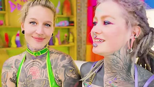 Alman edepsiz konuşan lezbiyenler sert oynuyor - şaplak atıyor, tükürük kaplı takma yarak gırtlağına kadar alıyor ve sert amcık ve göt sikişi