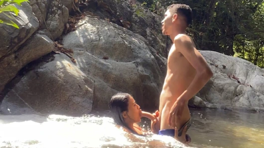 ! Açık havada seks! Nehirde bir yabancı tarafından sikilmeme izin verdim