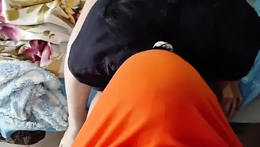 Orta yaşlı seksi üvey kız kardeşimin amını yalıyorum, böylece aileme sigara içtiğimi söylemiyor