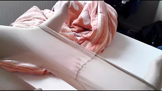 Tombul kız arkadaş taytlı mastürbasyonla naylon çorap önünde oynuyor