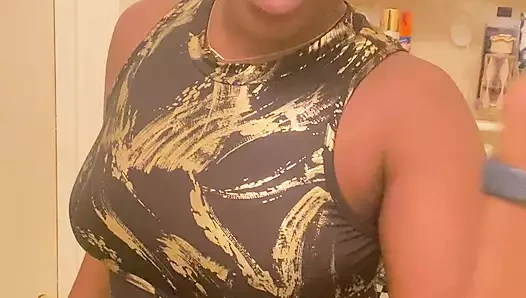 Çıplak ve üstsüz (göğüslerini göster)