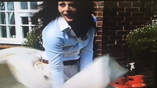 Etek rüzgarlı bir bahar gününde havaya uçtu 2.