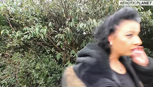 Alman orta yaşlı seksi kadın arabada sikişmeyi seviyor