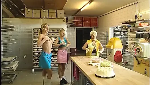 Olgun sürtük ve genç lezbiyenler yemek kavgasında