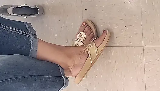 Sabah alışveriş yapan olgun bal kahverengi ayaklar