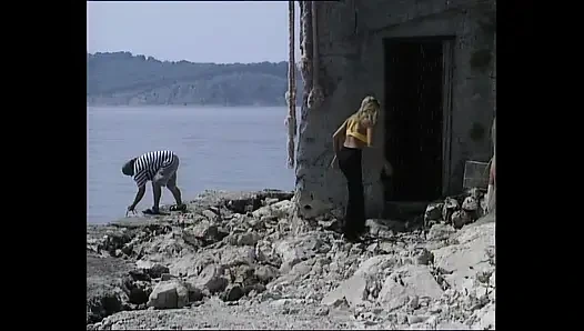 Genç bir azgın sert yarakla bir kayıkçıyla seks yapmakla tatmin oluyor