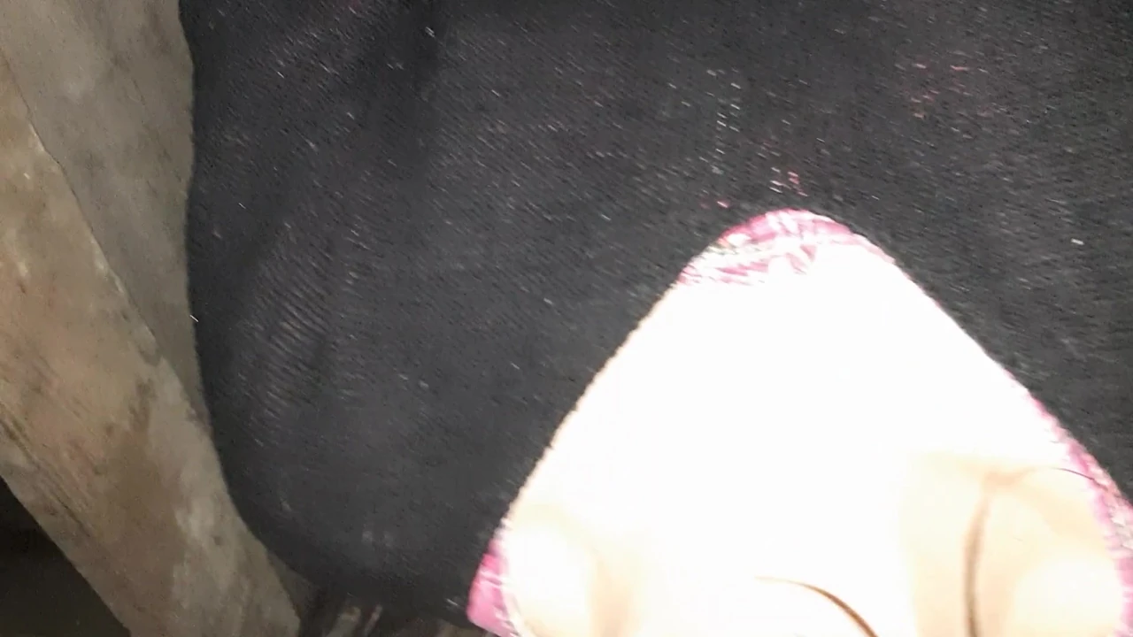 टहलने के बाद, दो अजनबियों के गांव की लड़कियों की खलिहान में गंदी बात के साथ हॉट चुदाई - lesbian-candys