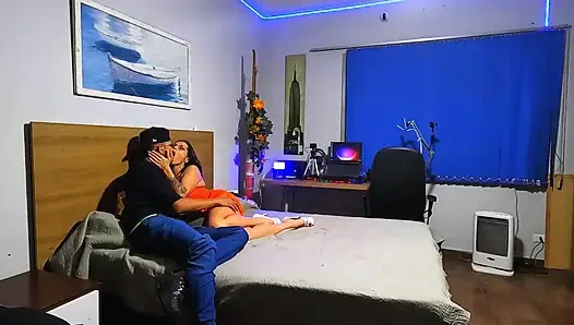 Mutfakta, buzdolabına yaslanıp benden daha fazlasını istedi