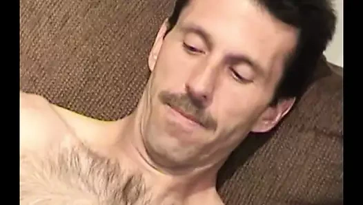 Olgun amatör Steve mastürbasyon yapıyor