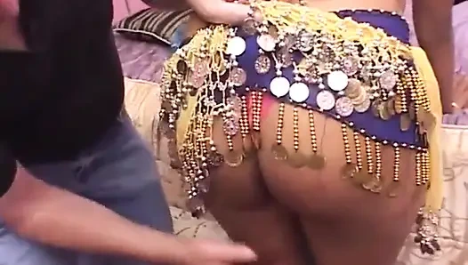 Yatak odasında doğal büyük memeli Asyalı