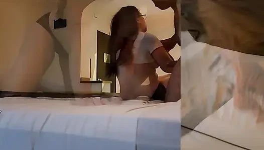 Dövüldü, tokat aldı ve poposundan tutuldu. İtaatkar, aldığını alıyor.