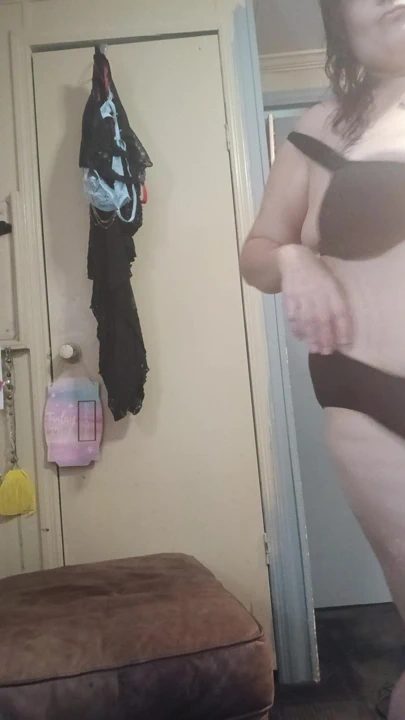 Yüzmek için giyinmeye çalışıyorum