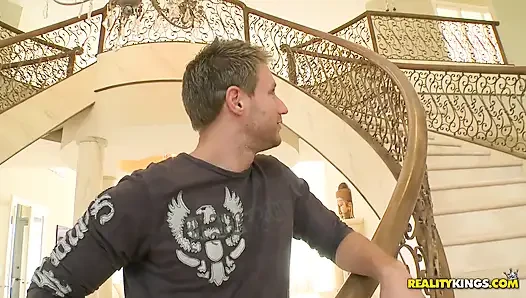 Büyük memeli sarışın shyla Levi'ye göğüslerinin arasındaki yarakları sevdiğini itiraf ediyor, amını siktiriyor ve göğüslerine boşaltıyor