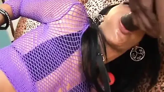 Seksi fileli ince zenci kız iki zenci adam tarafından sikiliyor