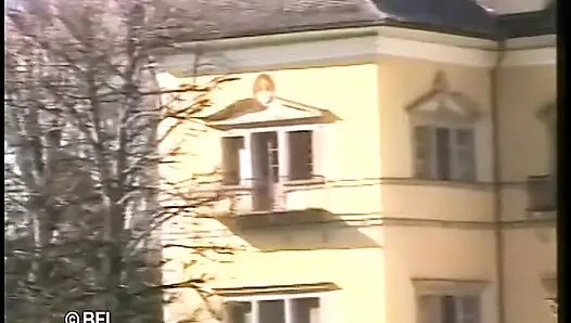 Kızlar 18 yaşındaki erkek arkadaşı tarafından boş havuzda sikiliyor