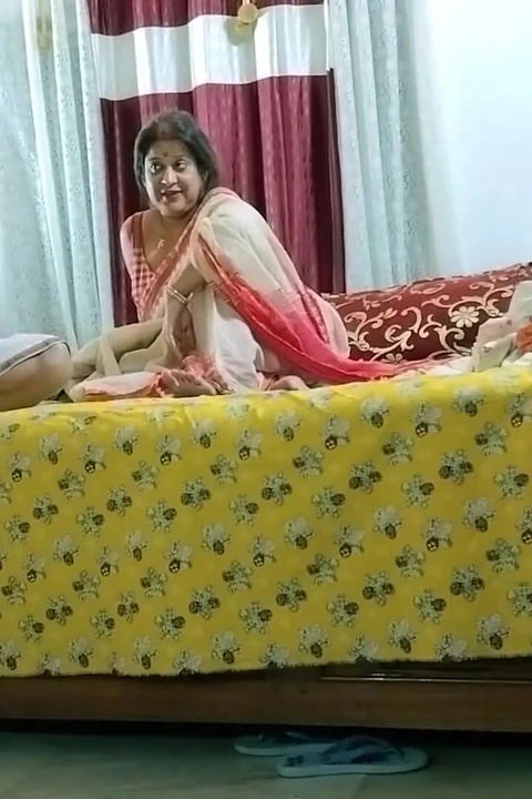 Şoför ateşli üvey annemi sikiyor! Desi Sex