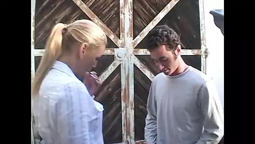 Ateşli edepsiz sürtük sağlam bir yarağa biniyor