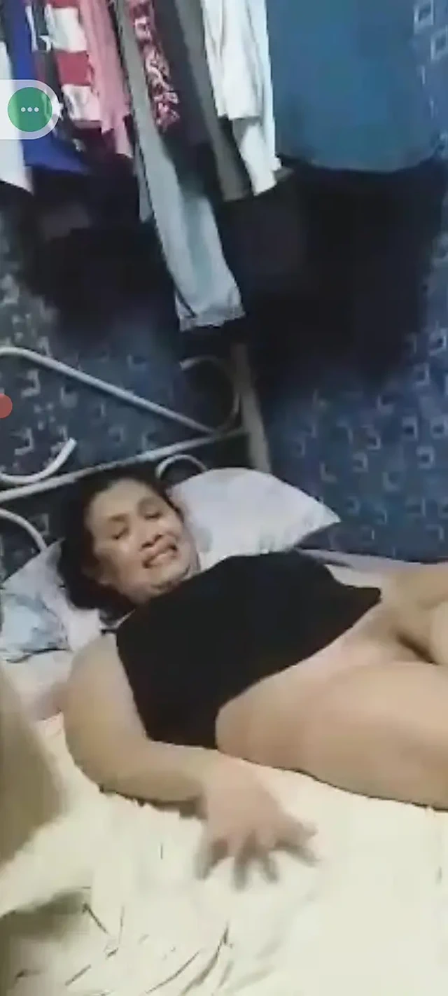 Götlü götlü sikimi misyoner pozisyonunda sıkıyor ve amına sert sikişiyor ve bakire olduğunu söyledi çok sıkı hissediyor