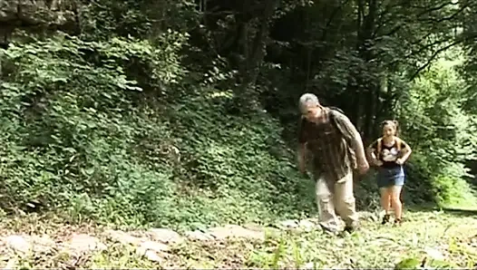 Edepsiz yaşlı domuz sevimli bir genç kızla sikişiyor