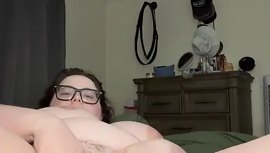 İri güzel kadının kremlenmesine yardımcı olması için kalın bir yarağa ihtiyacı var