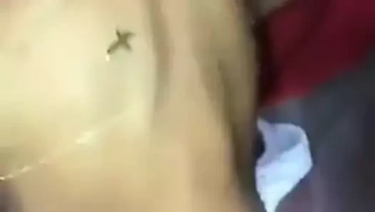 Hint hizmetçi öğürerek &amp; derin boğazlı sert ve hızlı