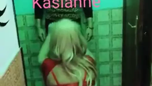 Angela kasianne dansı yapıyor.