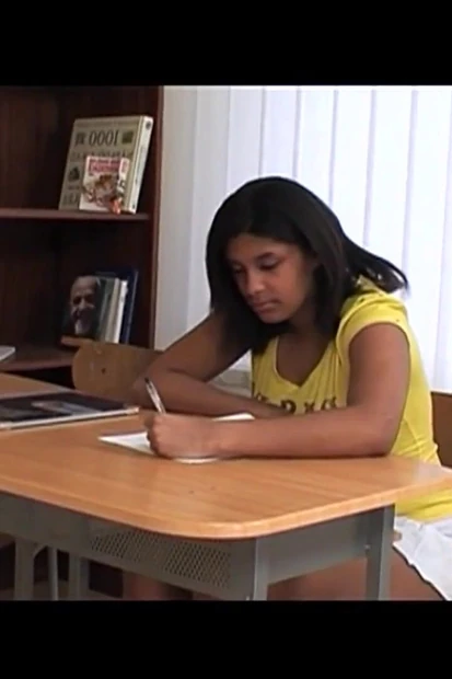 Секс старых и молодых шлюхов: очень горячая тинка сосет член своего учителя, том 1