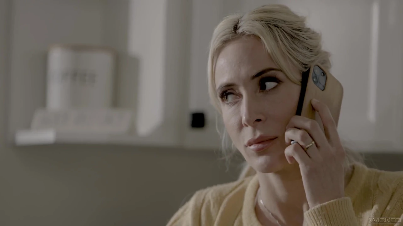 धूम्रपान करने वाली हॉट सुनहरे बालों वाली बेब अपनी पत्नी को धोखा देती है