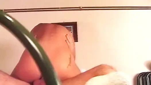 Olgun esmer çılgınca işiyor ve şişkin rosebud'a gösteriş yapıyor