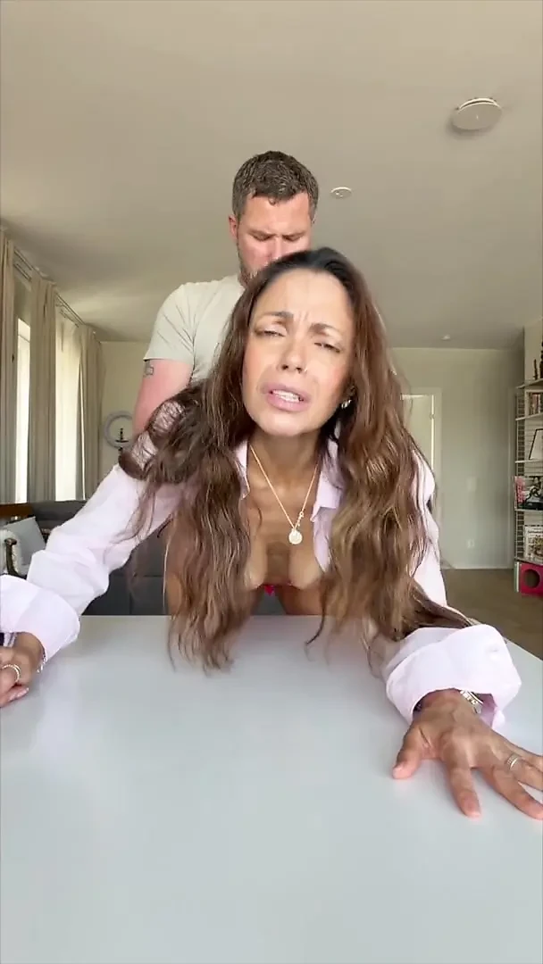 Anal kraliçe Angelina sıkı götüne mükemmel bir döl alıyor - tam film
