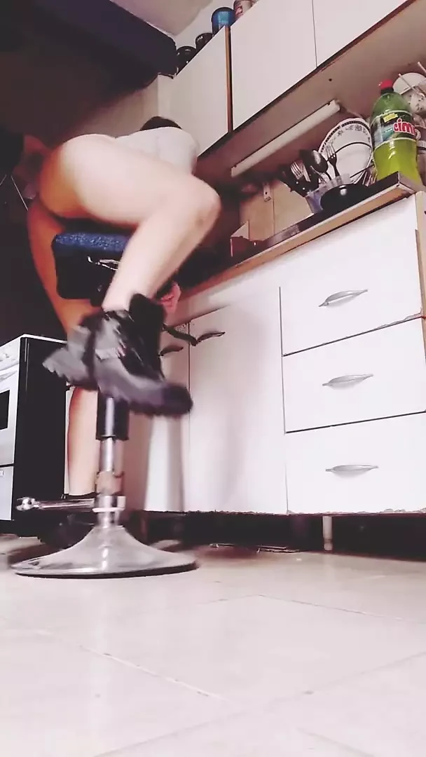 Ev hanımı mutfakta tangalı çift tarafından sikiliyor