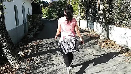 Azgın esmer sokakta sikimi emiyor, açık havada riskli