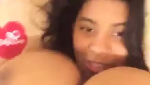 azgın kız gösteren büyük göğüsler