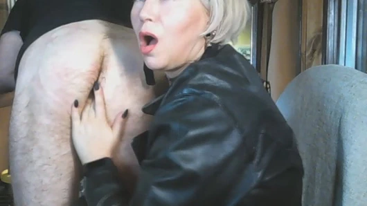 Kıçımı yala, kaltak! Sonuçta, para kokmuyor!