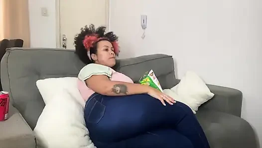 Ben televizyon izlerken osuruyor ve geğiriyorum