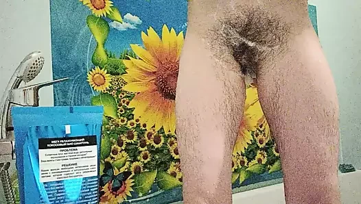 Sabunlu tüylü kedi ve izmaritleri portre. işemek.