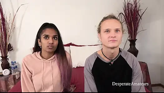 Çaresiz amatörler minyon kızıl saçlı Pepper Hart ve genç Kiki Sweet sıkı amcıklarını büyük beyaz yaraklarla siktiriyor