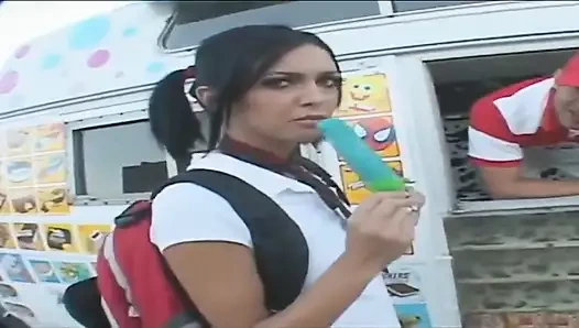 Stephanie Kane azıyor ve ona sakso çekmeyi teklif ediyor ve dondurmalı adam tarafından sikiliyor