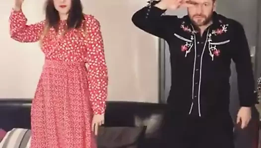 Klara ilk yardım çantası büyüleyici bir baştan çıkarıcı dans ediyor!