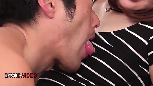 Rino Momoi'nin ateşli seks seansı öncesi ateşli Asyalı oral seksi
