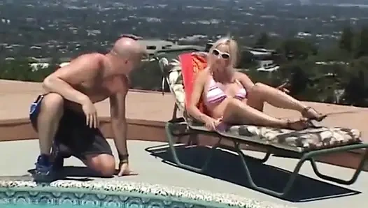 Kel adam memelerini sikiyor ve çarpıcı orta yaşlı seksi kadından sakso çekiyor ve sonra onu sikiyor