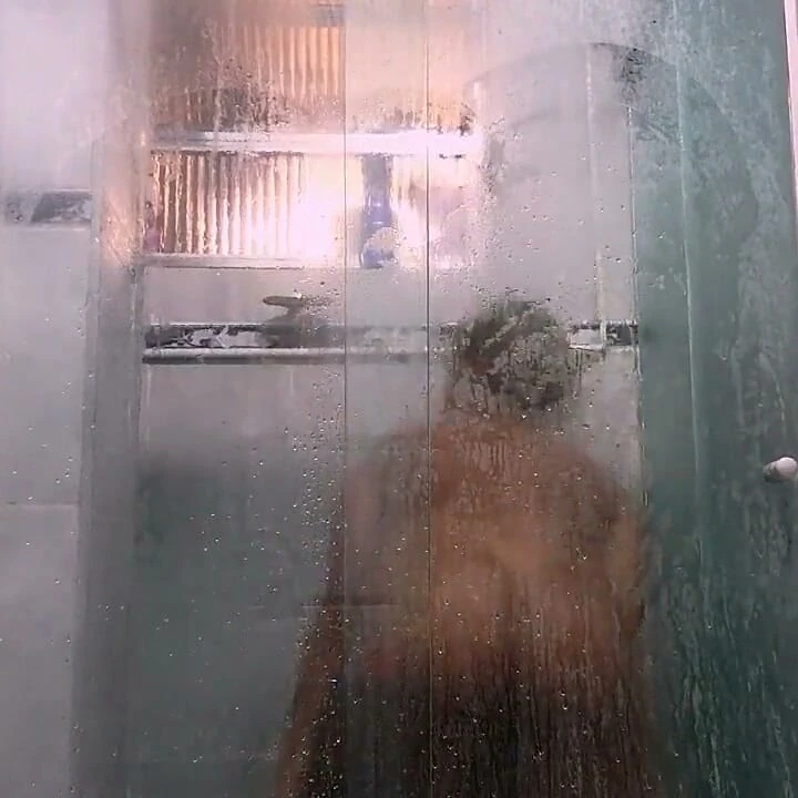 Duşta seks, trans olarak büyük siyah penis