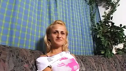 Sarışın genç kız oyuncu seçmelerinde küçük göğüslerini gösteriyor