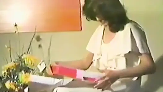 İç çamaşırlı esmer kadın üç dildoyla mastürbasyon yapıyor