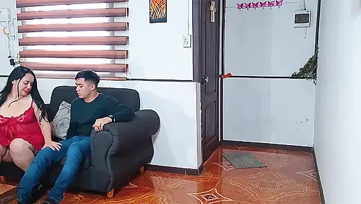 Pizzacı Adam Seksten Memnun Olmayan Azgın Iri Güzel Kadın Müşterisini Gavat Kocasıyla Sikiyor
