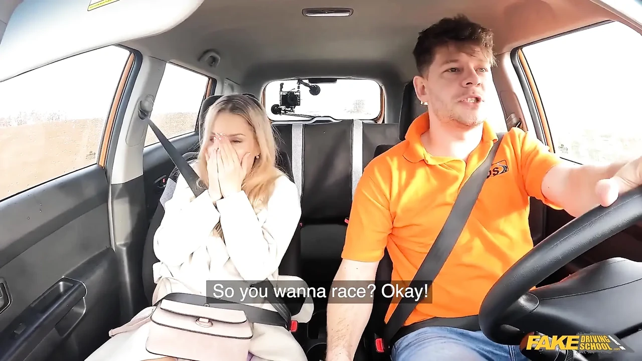 Fake driving school - woede op de weg gevolgd door ruige neukpartij, Lucky Bee kan niet wachten op een lading in het gezicht
