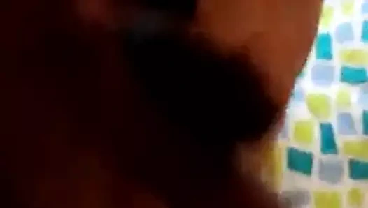 Desi kız grev sırasında ağrı kesiyor