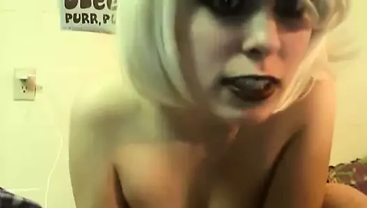 itty bitty kedicikler oyuncağı ile oynuyor (çıplak)